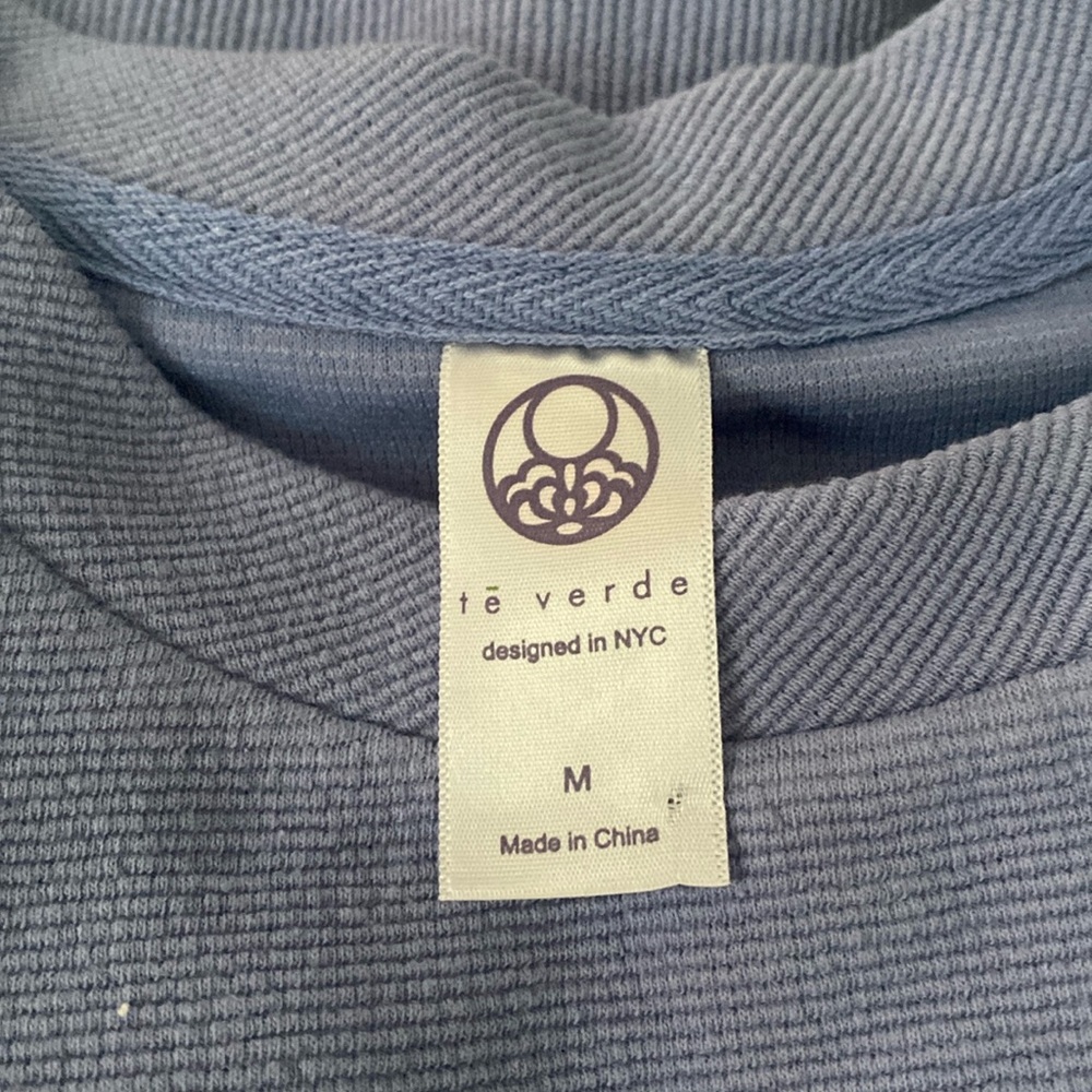 Woman’s lilac pullover with zippers on the sides